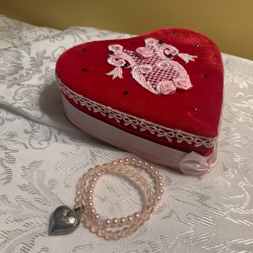 Pink Bracelets & Red Velvet Heart Container - Picture 3 of 6